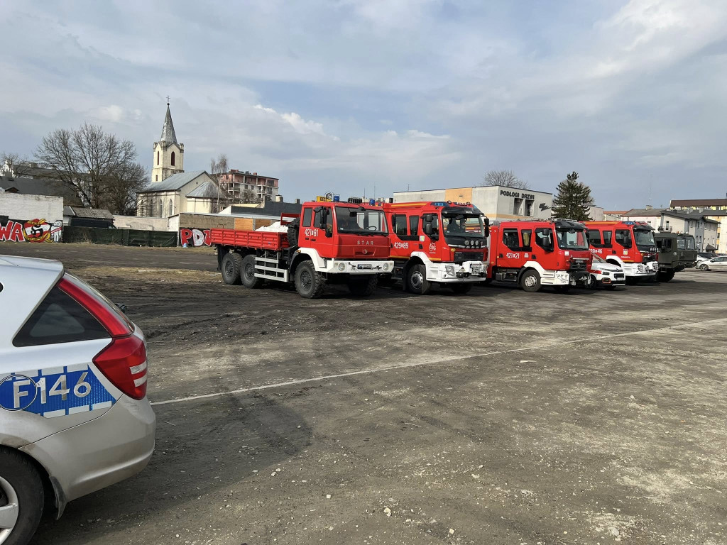 Kutno: ćwiczenia służb ratowniczych nad rzeką Ochnią i okolicach
