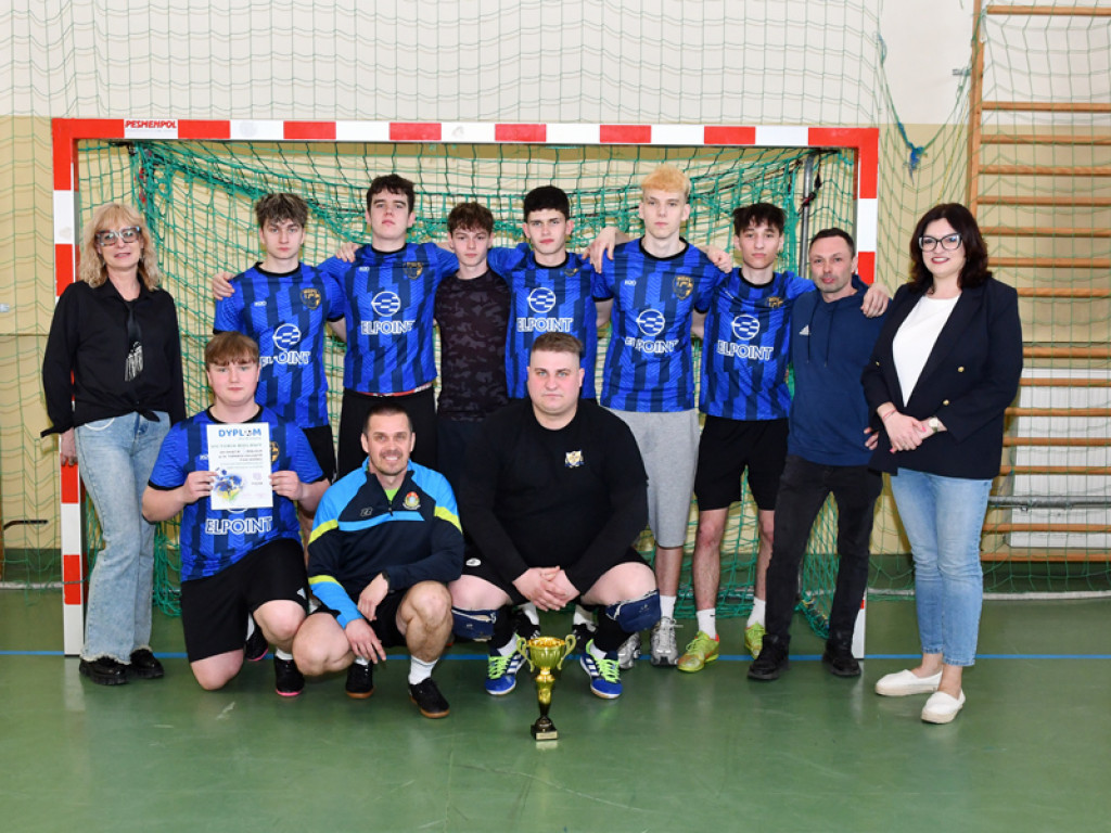 Turniej halowy w Piątku rozstrzygnięty. Młoda krew ze złotem