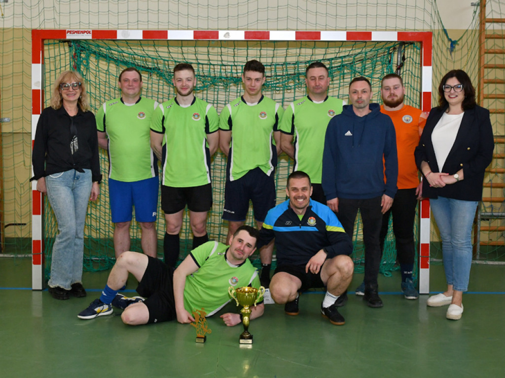 Turniej halowy w Piątku rozstrzygnięty. Młoda krew ze złotem