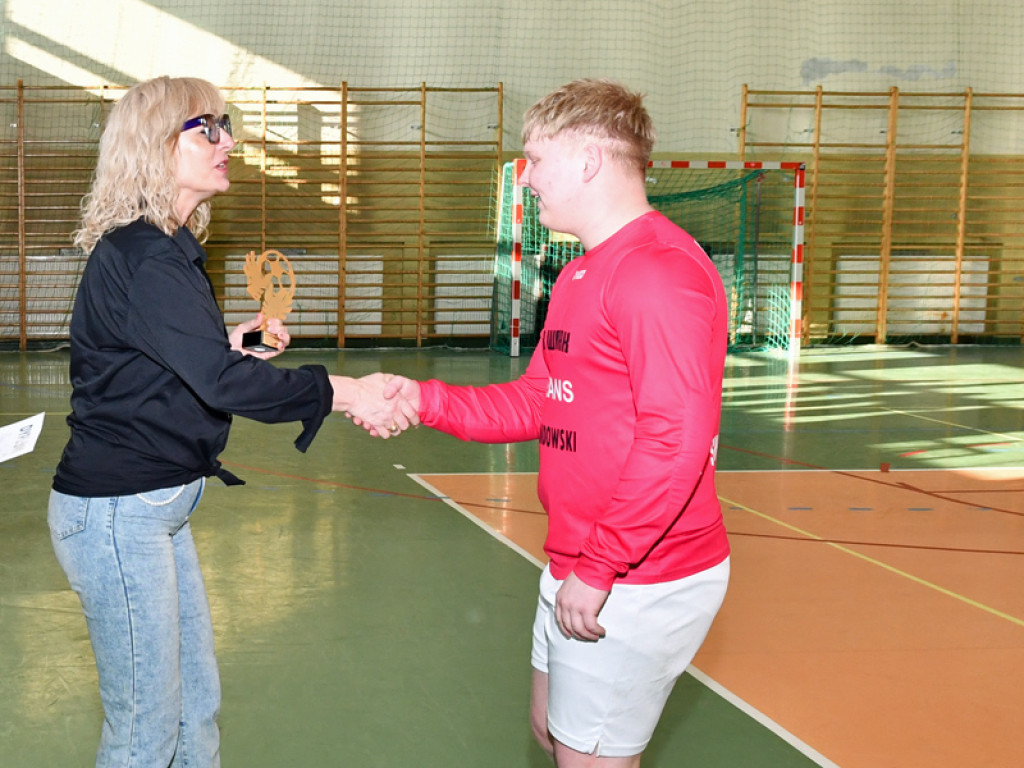 Turniej halowy w Piątku rozstrzygnięty. Młoda krew ze złotem