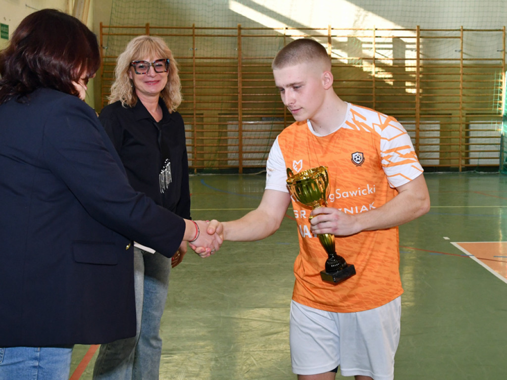 Turniej halowy w Piątku rozstrzygnięty. Młoda krew ze złotem