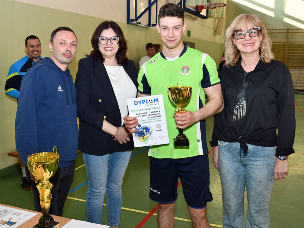 Turniej halowy w Piątku rozstrzygnięty. Młoda krew ze złotem