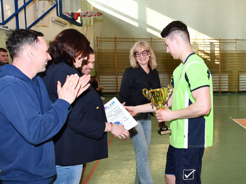 Turniej halowy w Piątku rozstrzygnięty. Młoda krew ze złotem