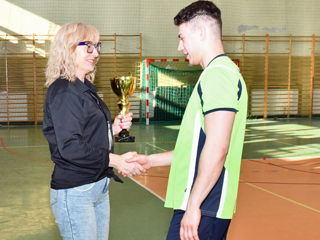 Turniej halowy w Piątku rozstrzygnięty. Młoda krew ze złotem