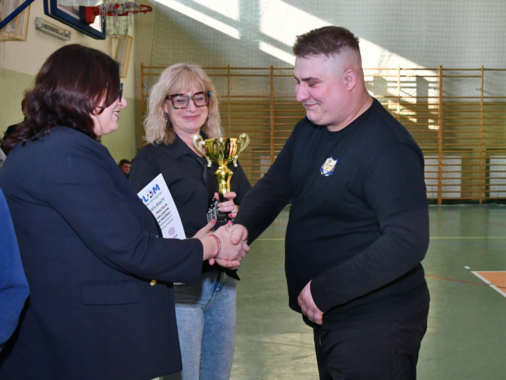 Turniej halowy w Piątku rozstrzygnięty. Młoda krew ze złotem