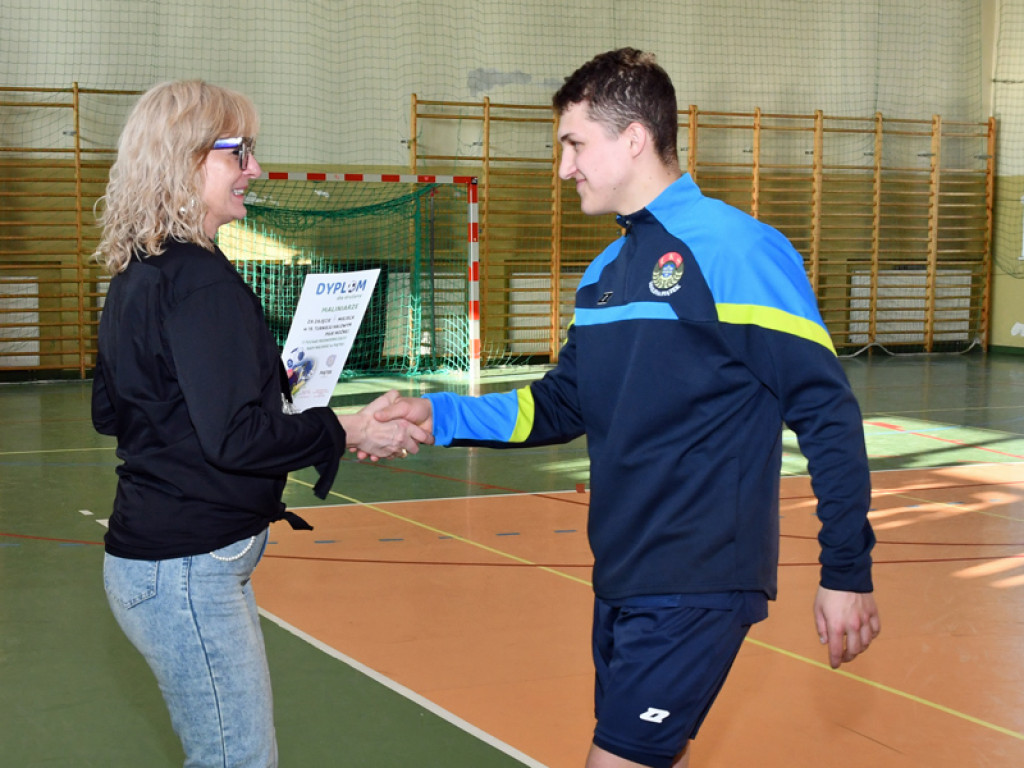 Turniej halowy w Piątku rozstrzygnięty. Młoda krew ze złotem