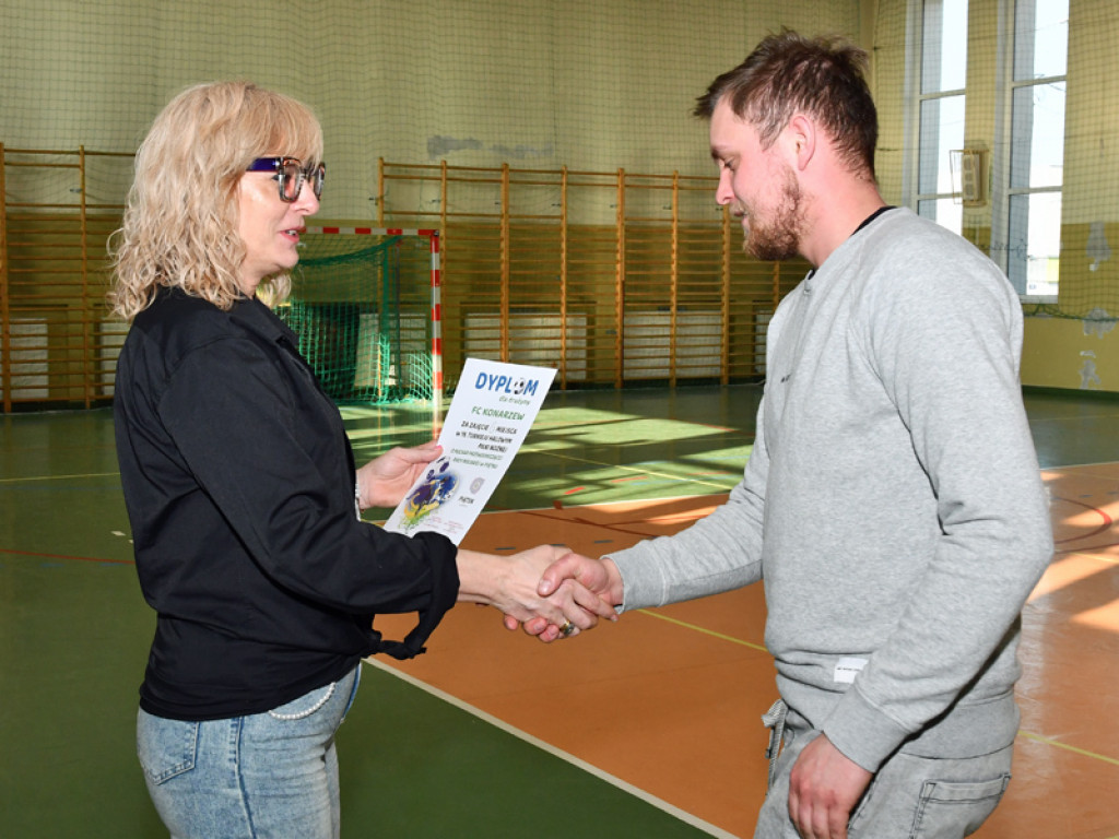 Turniej halowy w Piątku rozstrzygnięty. Młoda krew ze złotem