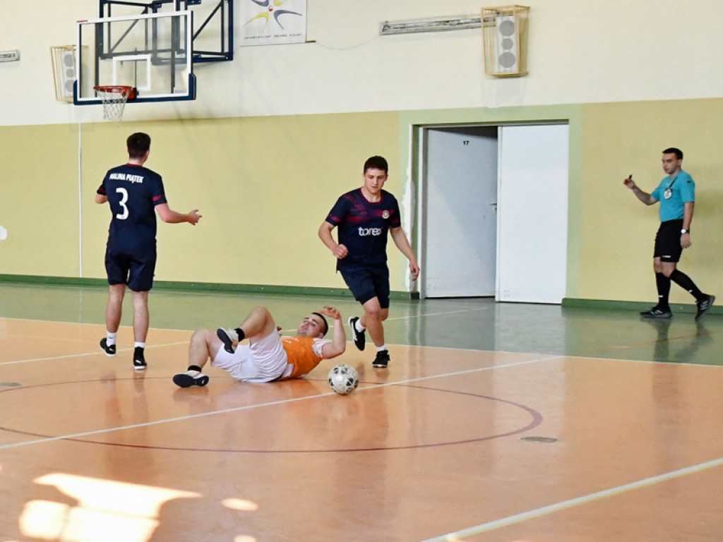 Turniej halowy w Piątku rozstrzygnięty. Młoda krew ze złotem