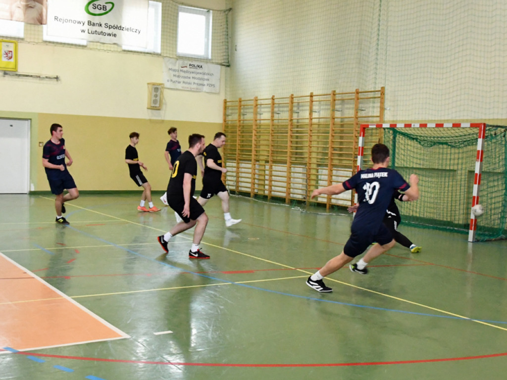 Turniej halowy w Piątku rozstrzygnięty. Młoda krew ze złotem