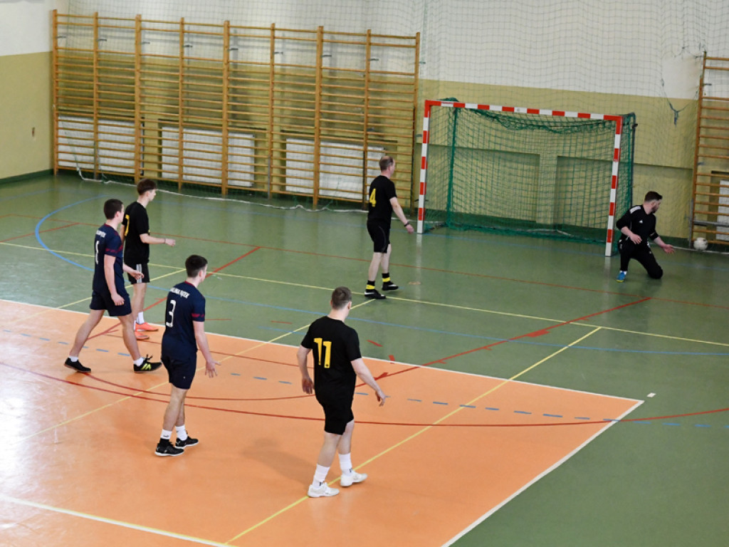 Turniej halowy w Piątku rozstrzygnięty. Młoda krew ze złotem