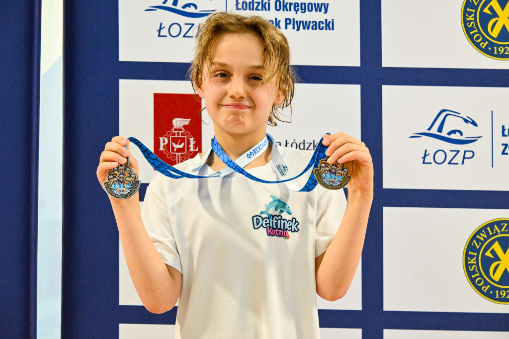 UKS Delfinek triumfuje na mistrzostwach województwa. 5 medali dla młodych pływaków