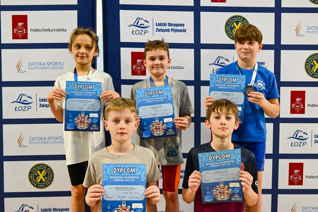 UKS Delfinek triumfuje na mistrzostwach województwa. 5 medali dla młodych pływaków