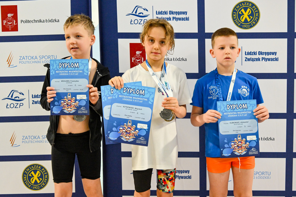 UKS Delfinek triumfuje na mistrzostwach województwa. 5 medali dla młodych pływaków