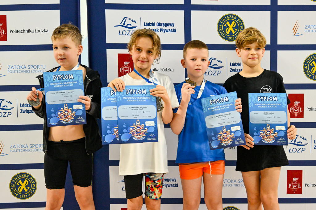 UKS Delfinek triumfuje na mistrzostwach województwa. 5 medali dla młodych pływaków