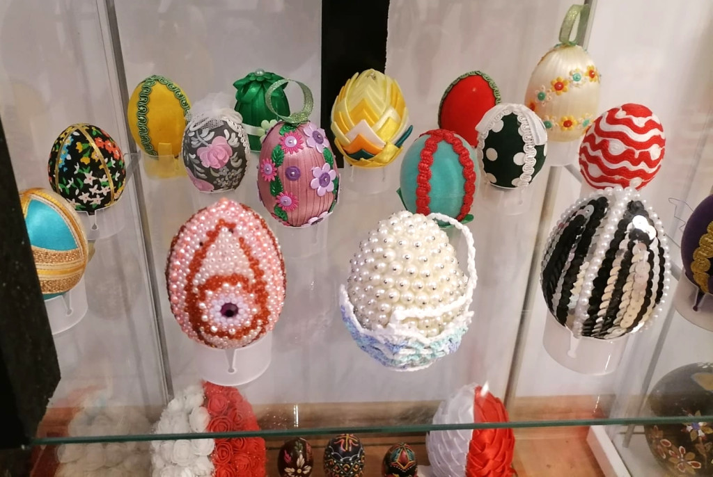 Kurze, strusie i z kamienia: historie wielkanocnych pisanek z Łódzkiego