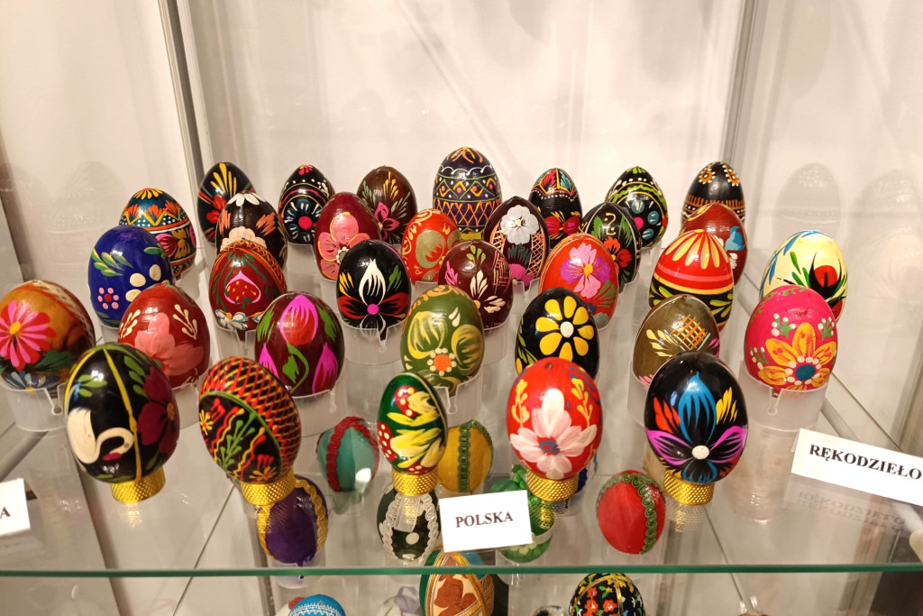 Kurze, strusie i z kamienia: historie wielkanocnych pisanek z Łódzkiego