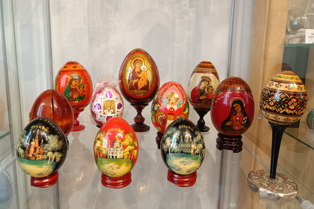 Kurze, strusie i z kamienia: historie wielkanocnych pisanek z Łódzkiego