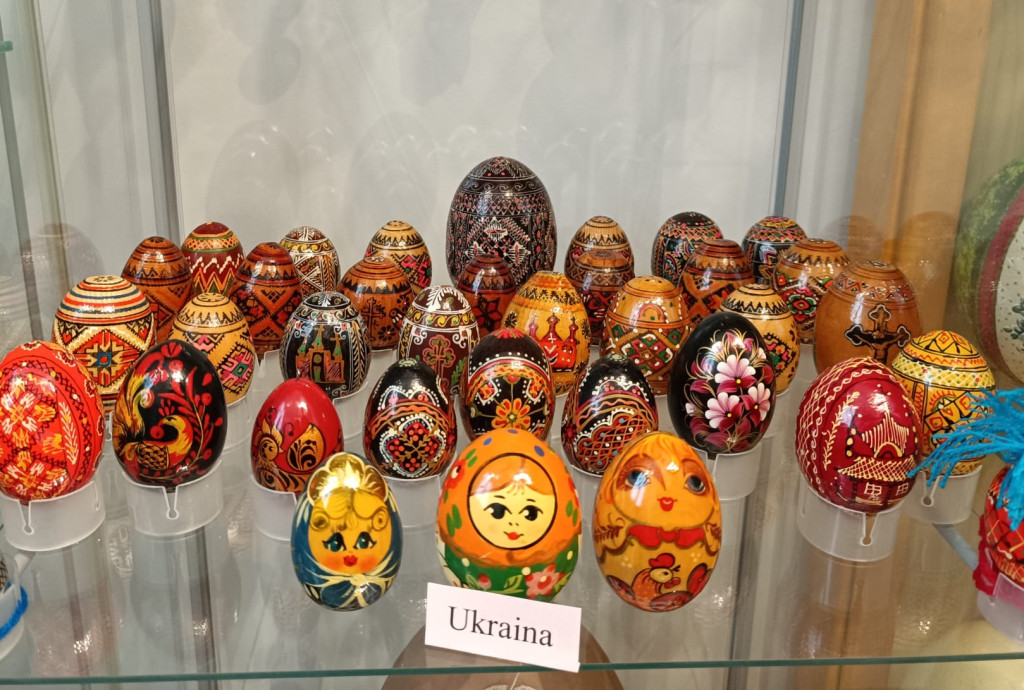 Kurze, strusie i z kamienia: historie wielkanocnych pisanek z Łódzkiego