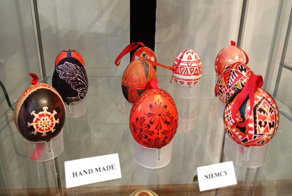 Kurze, strusie i z kamienia: historie wielkanocnych pisanek z Łódzkiego