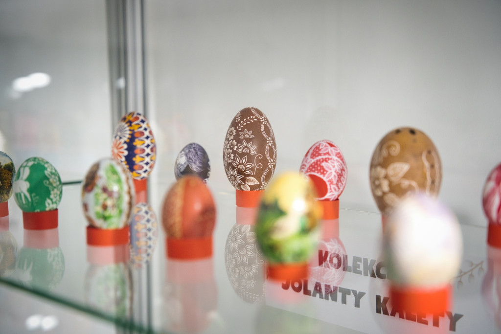 Kurze, strusie i z kamienia: historie wielkanocnych pisanek z Łódzkiego