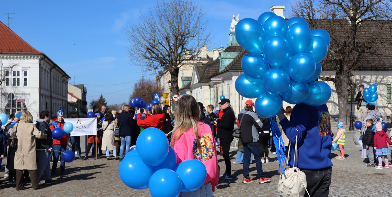 Tłumy na ulicach Kutna. Marsz na Niebiesko z ważnym przesłaniem