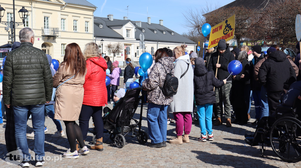 Tłumy na ulicach Kutna. Marsz na Niebiesko z ważnym przesłaniem