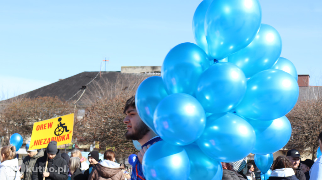 Tłumy na ulicach Kutna. Marsz na Niebiesko z ważnym przesłaniem