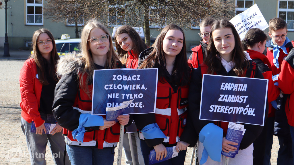 Tłumy na ulicach Kutna. Marsz na Niebiesko z ważnym przesłaniem