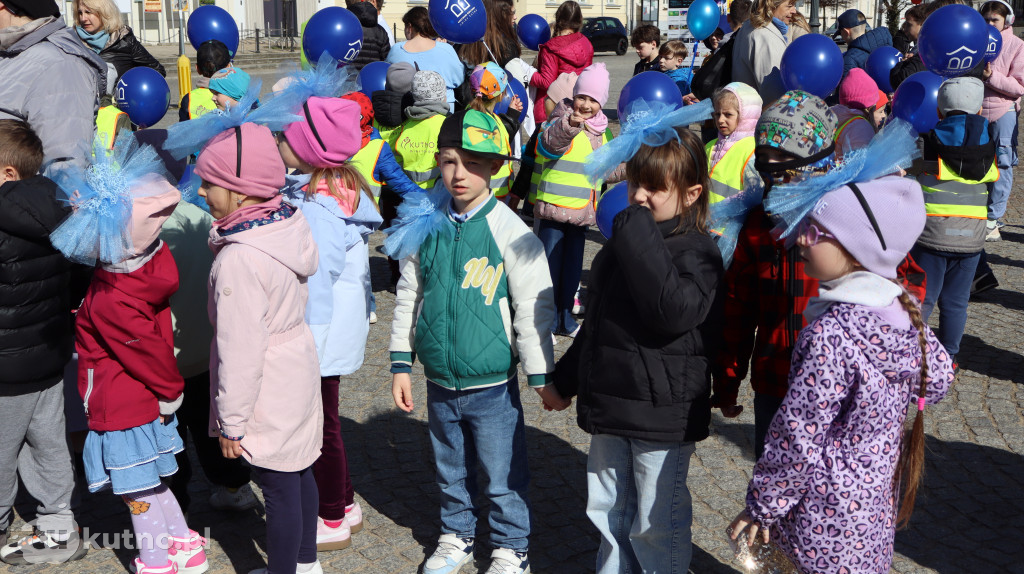 Tłumy na ulicach Kutna. Marsz na Niebiesko z ważnym przesłaniem