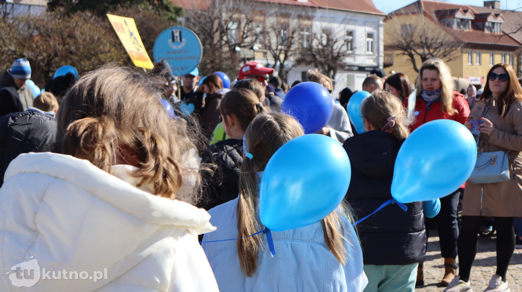 Tłumy na ulicach Kutna. Marsz na Niebiesko z ważnym przesłaniem