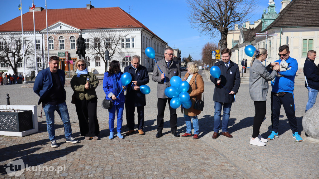 Tłumy na ulicach Kutna. Marsz na Niebiesko z ważnym przesłaniem
