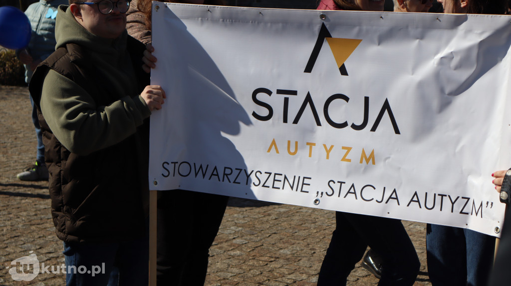 Tłumy na ulicach Kutna. Marsz na Niebiesko z ważnym przesłaniem