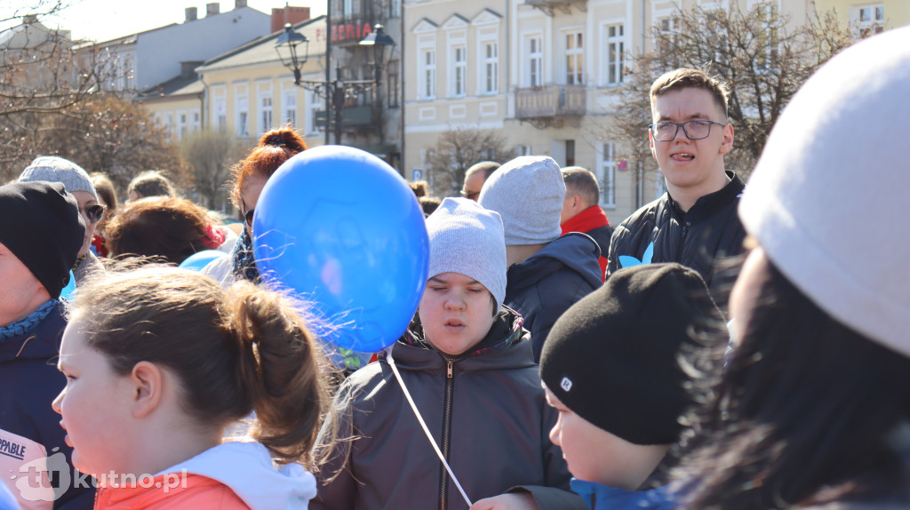Tłumy na ulicach Kutna. Marsz na Niebiesko z ważnym przesłaniem