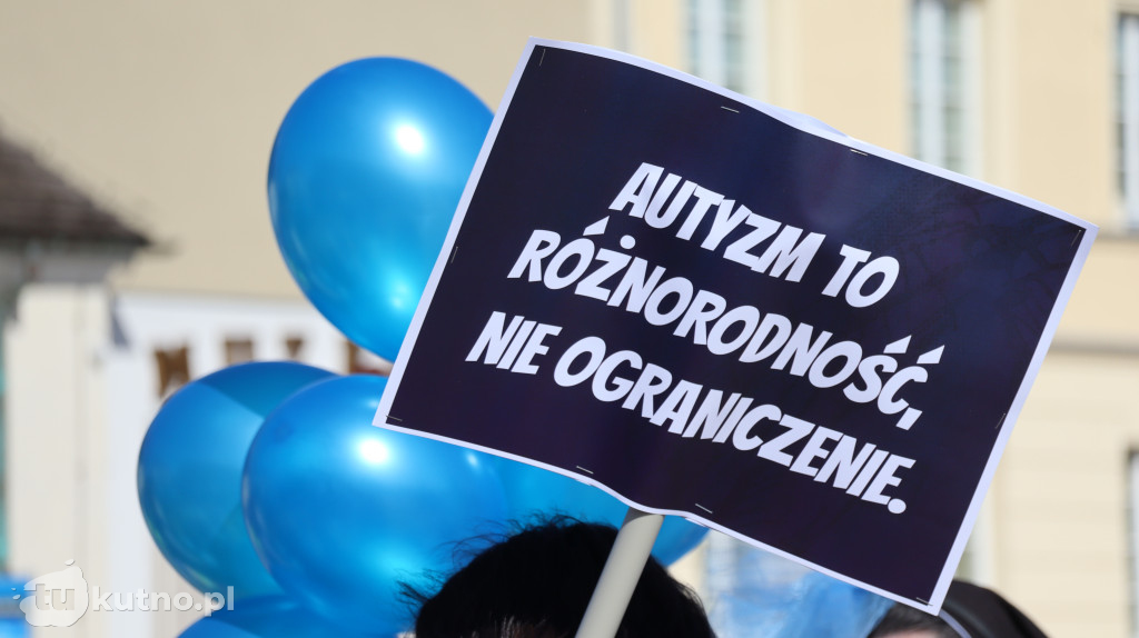 Tłumy na ulicach Kutna. Marsz na Niebiesko z ważnym przesłaniem