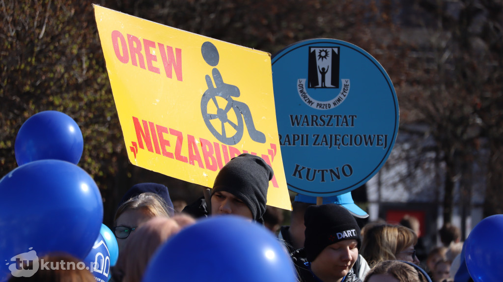 Tłumy na ulicach Kutna. Marsz na Niebiesko z ważnym przesłaniem