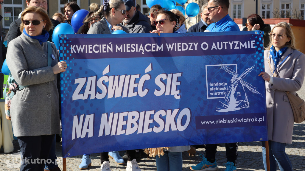 Tłumy na ulicach Kutna. Marsz na Niebiesko z ważnym przesłaniem