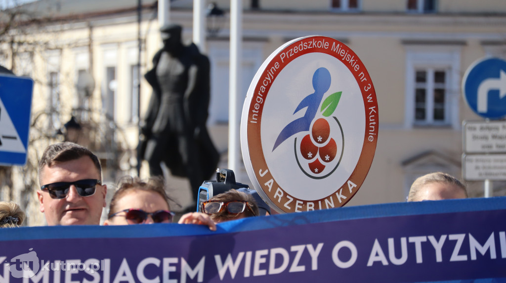 Tłumy na ulicach Kutna. Marsz na Niebiesko z ważnym przesłaniem