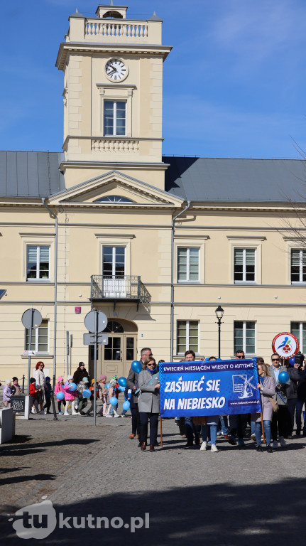 Tłumy na ulicach Kutna. Marsz na Niebiesko z ważnym przesłaniem