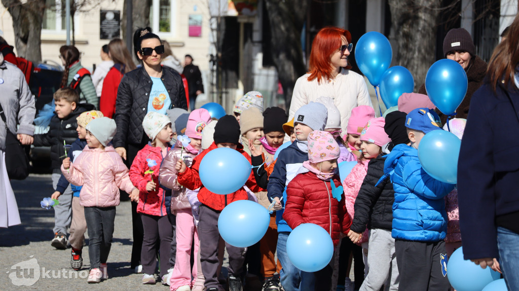 Tłumy na ulicach Kutna. Marsz na Niebiesko z ważnym przesłaniem