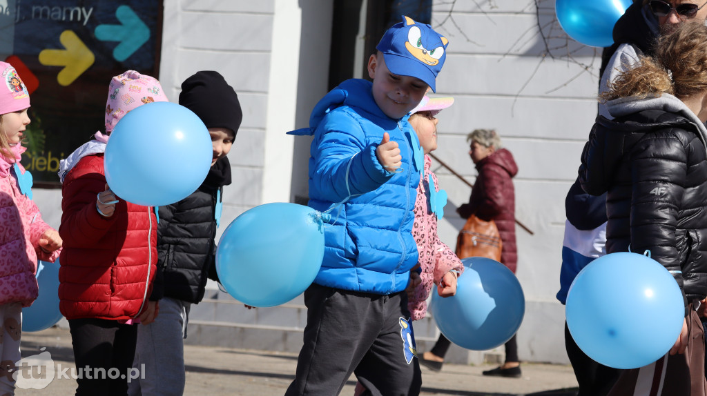 Tłumy na ulicach Kutna. Marsz na Niebiesko z ważnym przesłaniem
