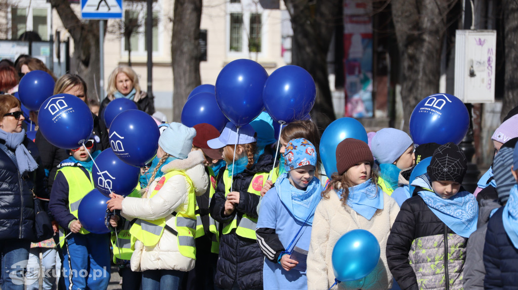 Tłumy na ulicach Kutna. Marsz na Niebiesko z ważnym przesłaniem