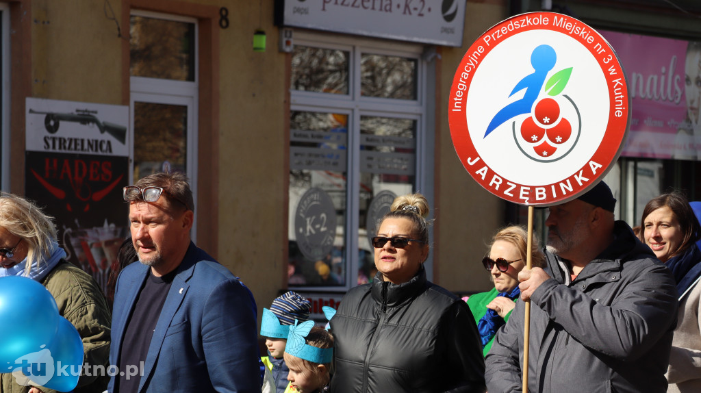 Tłumy na ulicach Kutna. Marsz na Niebiesko z ważnym przesłaniem