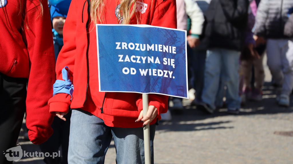 Tłumy na ulicach Kutna. Marsz na Niebiesko z ważnym przesłaniem