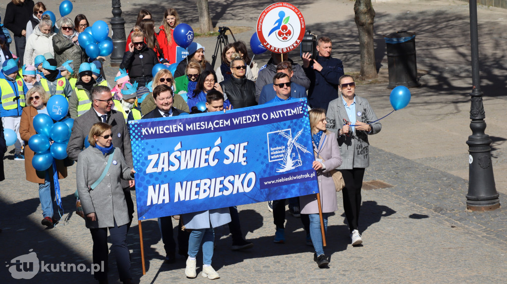 Tłumy na ulicach Kutna. Marsz na Niebiesko z ważnym przesłaniem