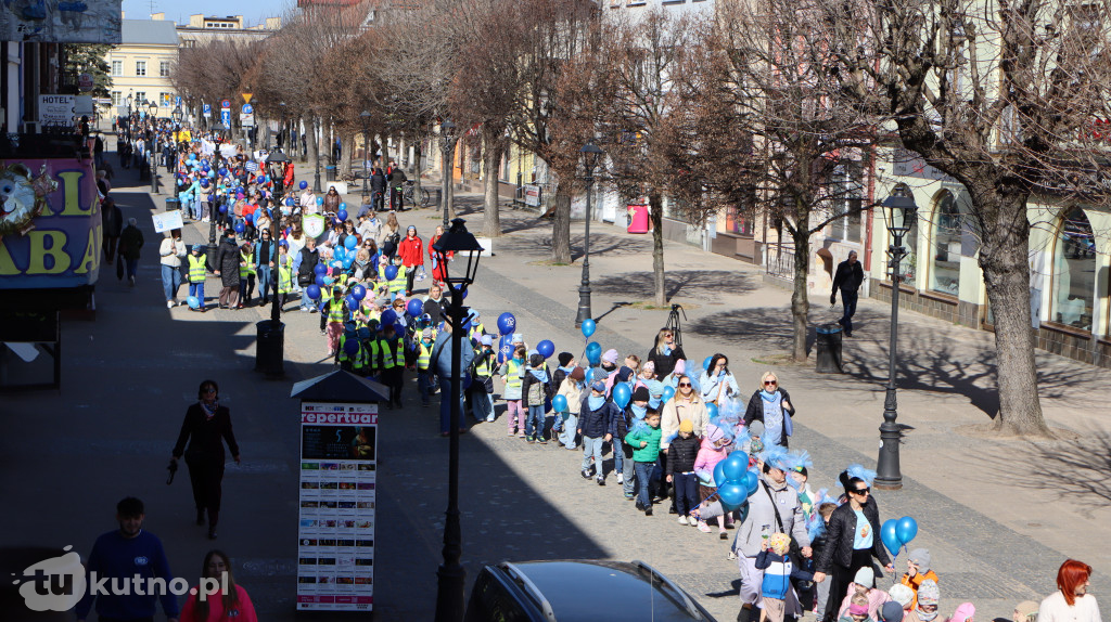 Tłumy na ulicach Kutna. Marsz na Niebiesko z ważnym przesłaniem
