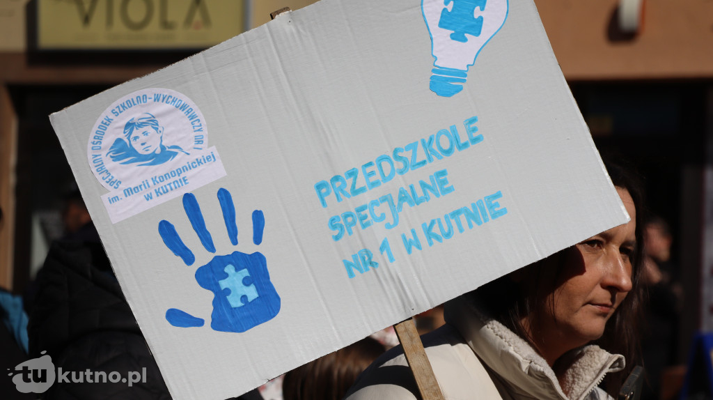 Tłumy na ulicach Kutna. Marsz na Niebiesko z ważnym przesłaniem