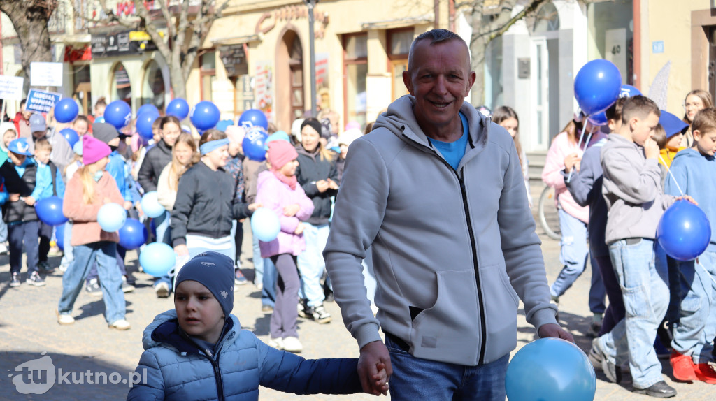 Tłumy na ulicach Kutna. Marsz na Niebiesko z ważnym przesłaniem
