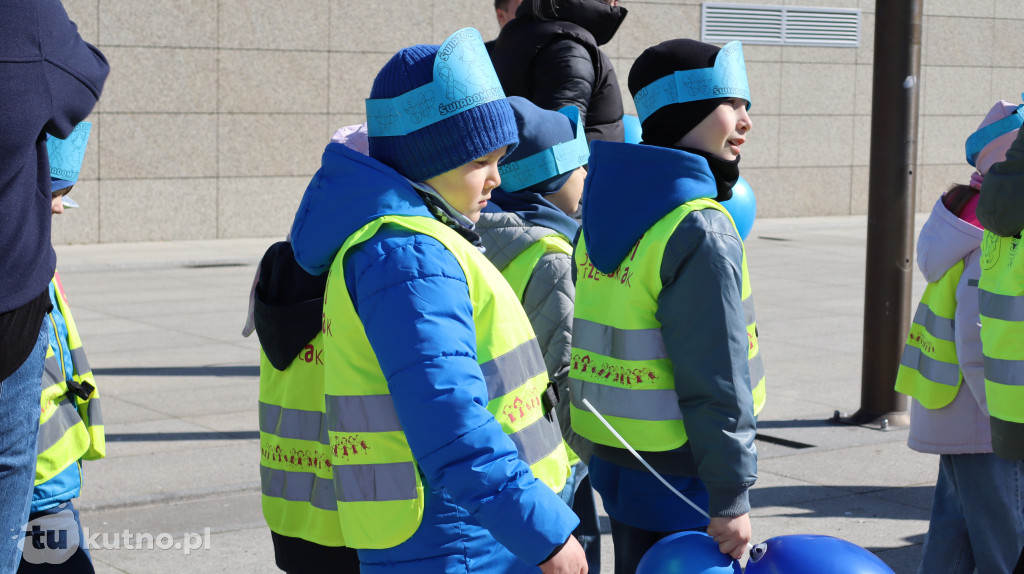 Tłumy na ulicach Kutna. Marsz na Niebiesko z ważnym przesłaniem
