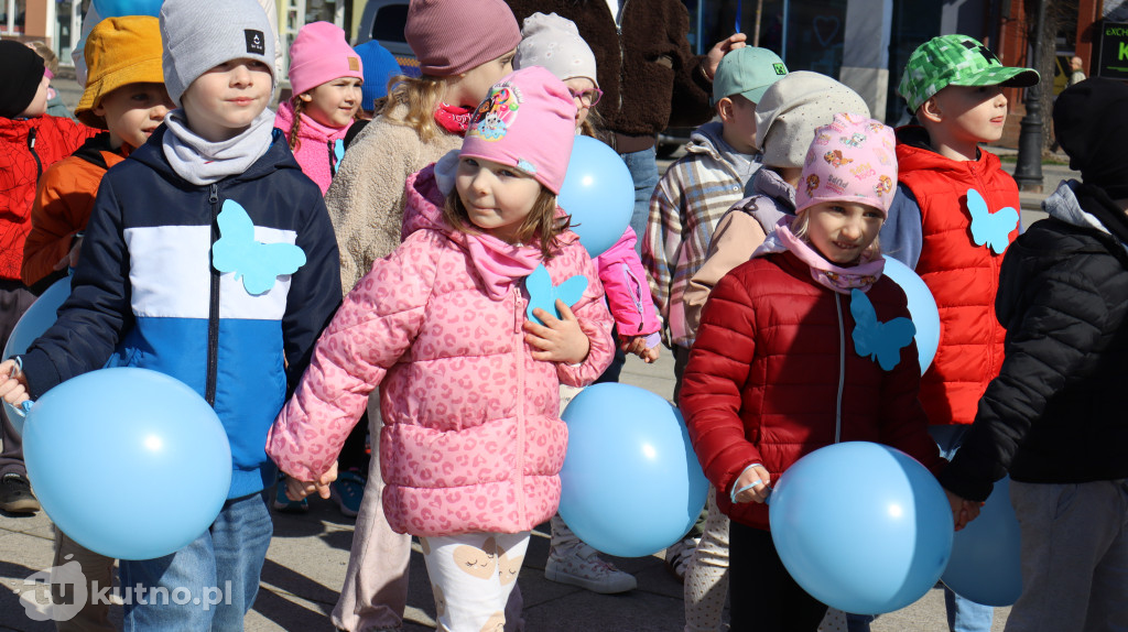 Tłumy na ulicach Kutna. Marsz na Niebiesko z ważnym przesłaniem