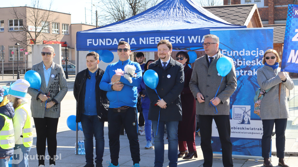 Tłumy na ulicach Kutna. Marsz na Niebiesko z ważnym przesłaniem